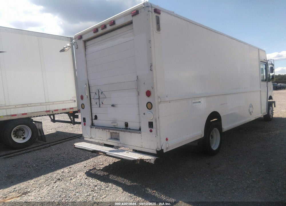 2001 FREIGHTLINER CHASSIS M LINE WALK-IN VAN VIN: 4UZAARBWX1CH52570