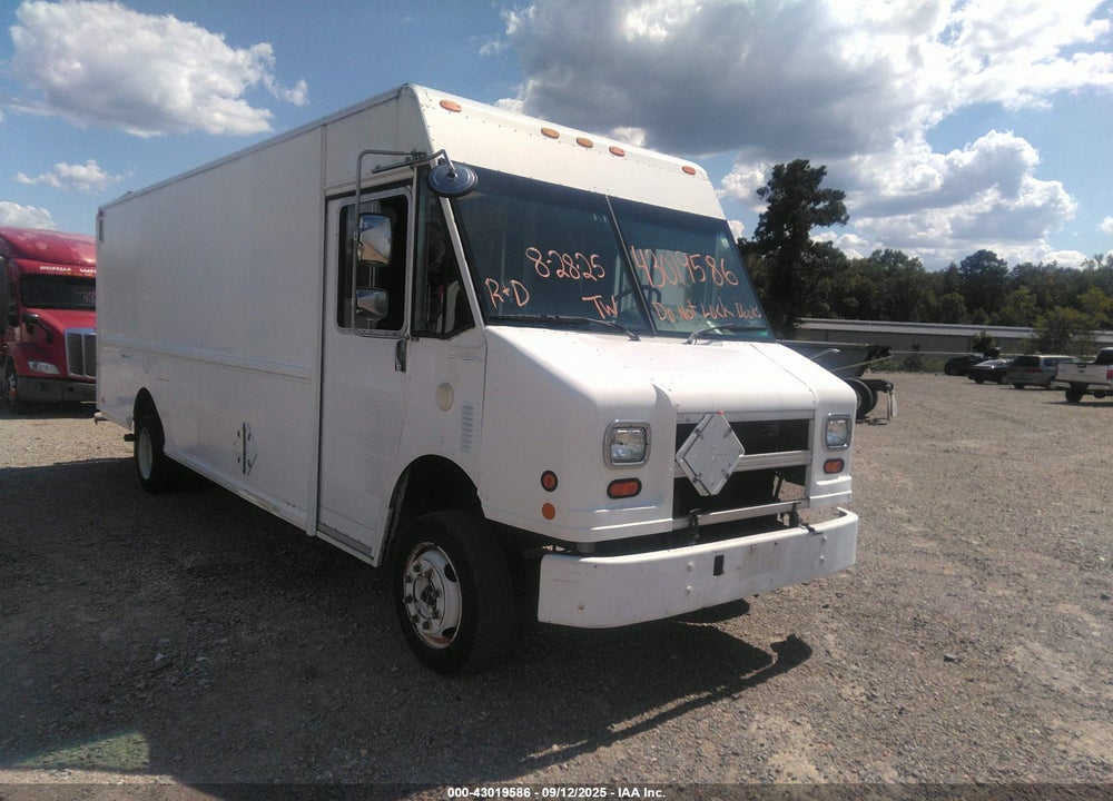 2001 FREIGHTLINER CHASSIS M LINE WALK-IN VAN VIN: 4UZAARBWX1CH52570