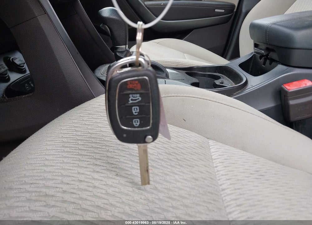 2017 HYUNDAI SANTA FE VIN: 5XYZU3LB1HG489475