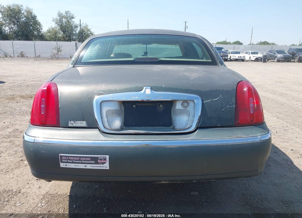 2001 LINCOLN TOWN CAR SIGNATURE VIN: 1LNHM82W51Y738818