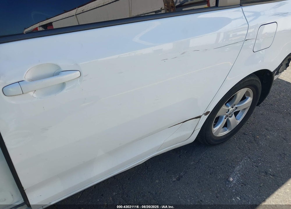 2015 TOYOTA SIENNA LE 8 PASSENGER VIN: 5TDKK3DCXFS604928