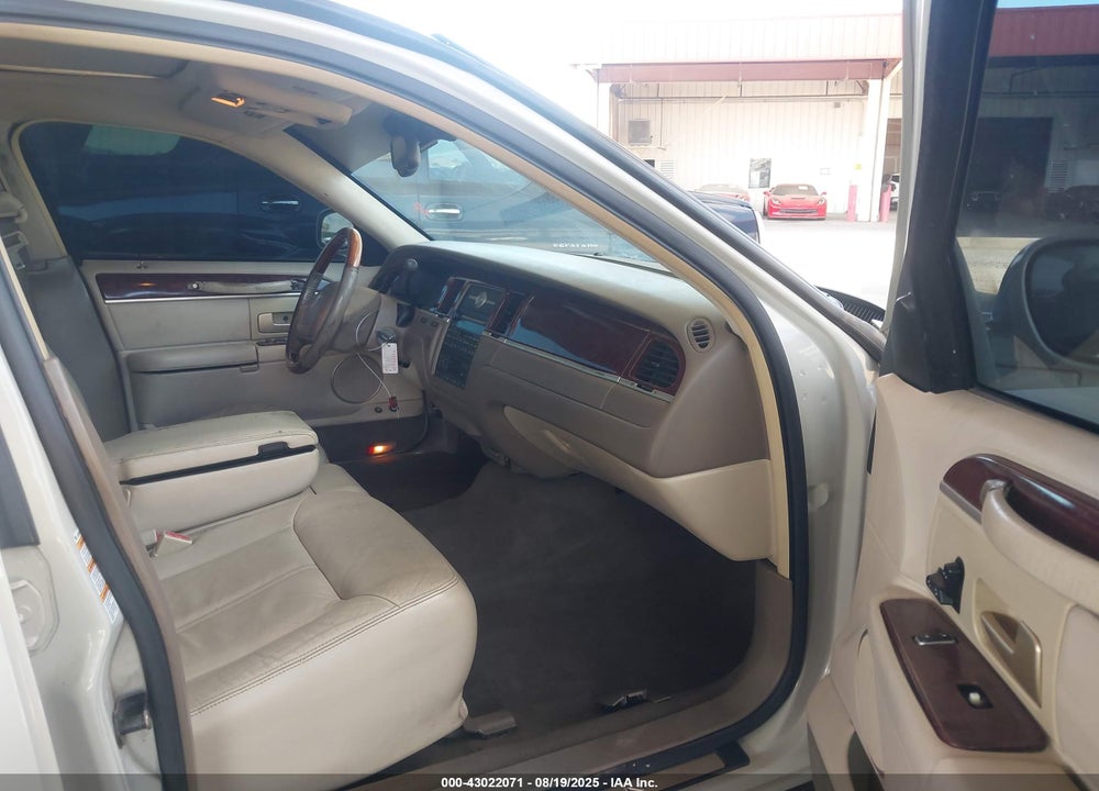 2004 LINCOLN TOWN CAR ULTIMATE VIN: 1LNHM83W94Y601514