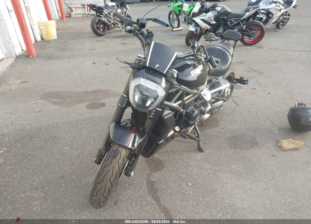 2016 DUCATI XDIAVEL VIN: ZDM13BKW8GB000517