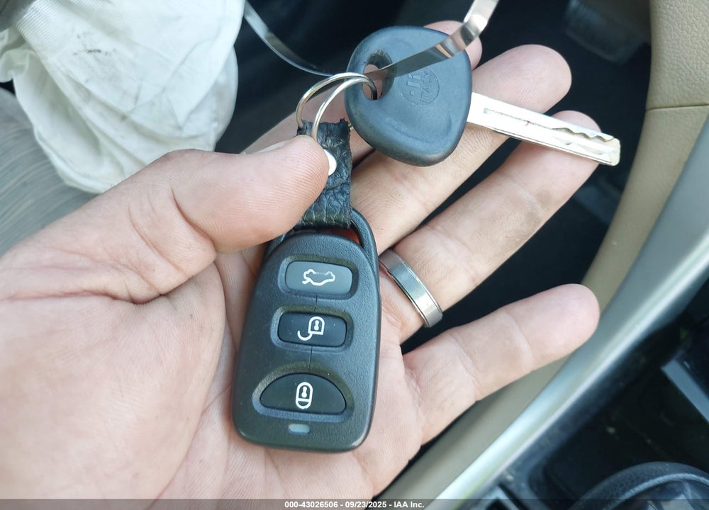 2011 HYUNDAI SONATA VIN: 5NPEB4AC0BH181431