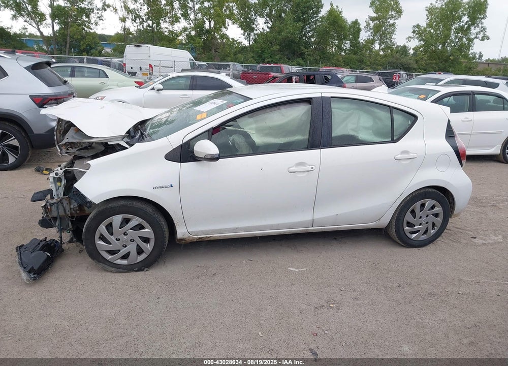 2015 TOYOTA PRIUS C VIN: JTDKDTB38F1576685