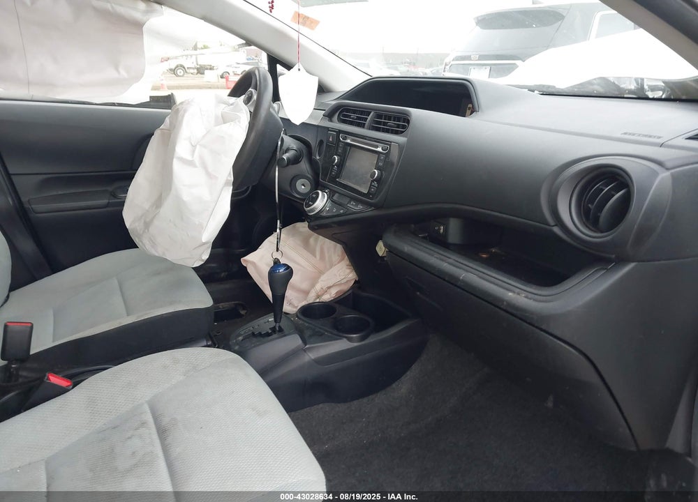 2015 TOYOTA PRIUS C VIN: JTDKDTB38F1576685