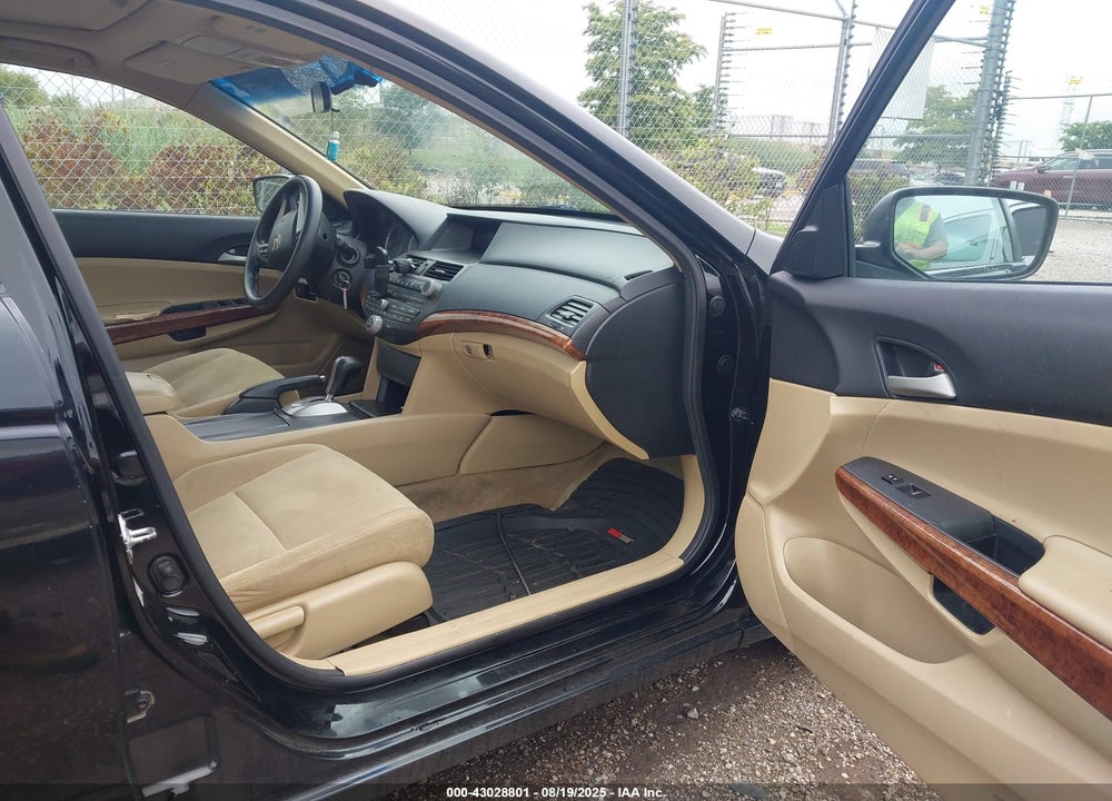 2011 HONDA ACCORD VIN: 1HGCP3F79BA000852