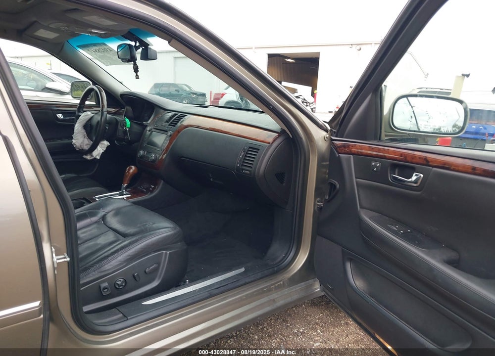 2011 CADILLAC DTS VIN: 1G6KH5E62BU114723