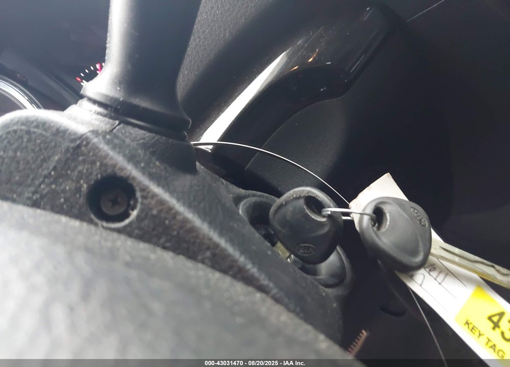 2011 KIA SORENTO VIN: 5XYKTCA14BG033704