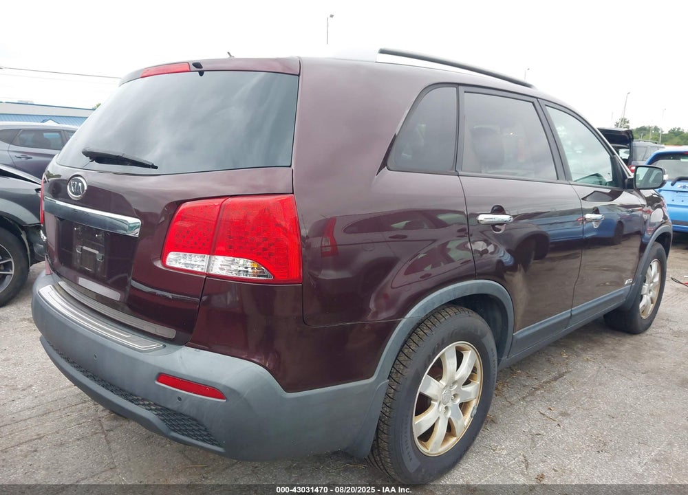 2011 KIA SORENTO VIN: 5XYKTCA14BG033704