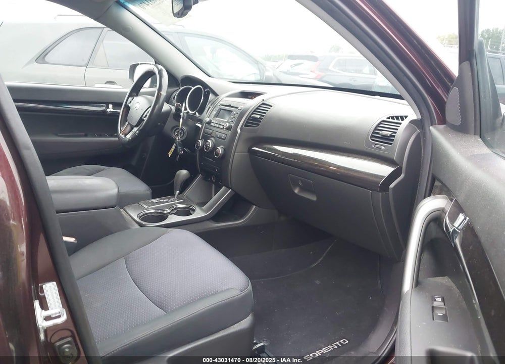2011 KIA SORENTO VIN: 5XYKTCA14BG033704