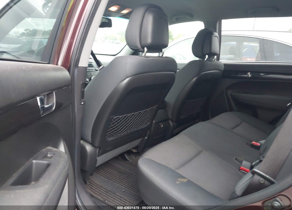 2011 KIA SORENTO VIN: 5XYKTCA14BG033704