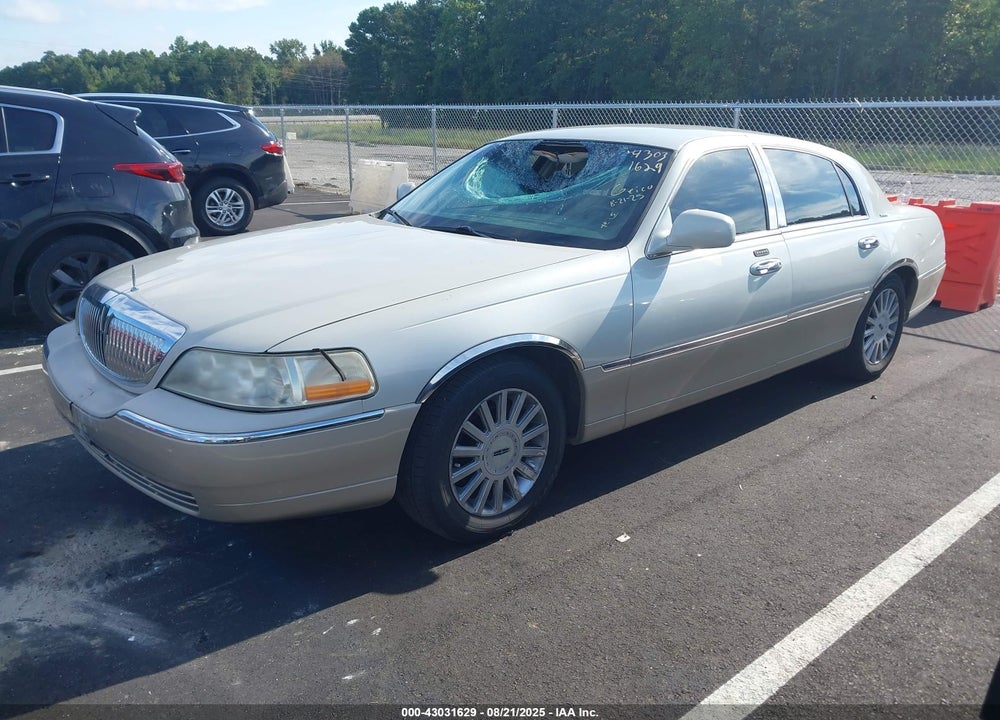 2005 LINCOLN TOWN CAR SIGNATURE VIN: 1LNHM81W75Y667631