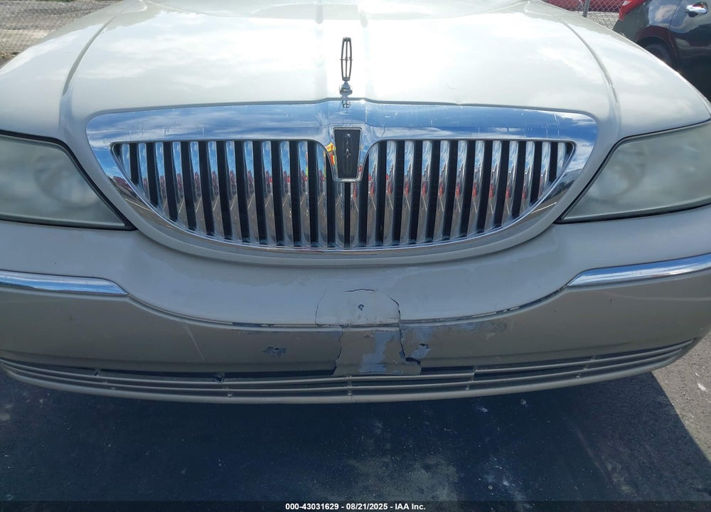 2005 LINCOLN TOWN CAR SIGNATURE VIN: 1LNHM81W75Y667631