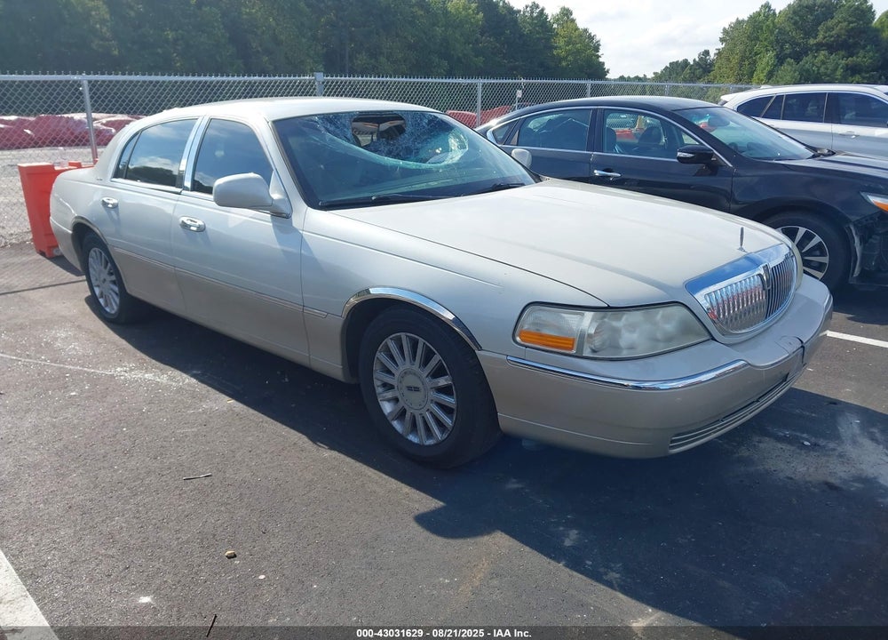 2005 LINCOLN TOWN CAR SIGNATURE VIN: 1LNHM81W75Y667631