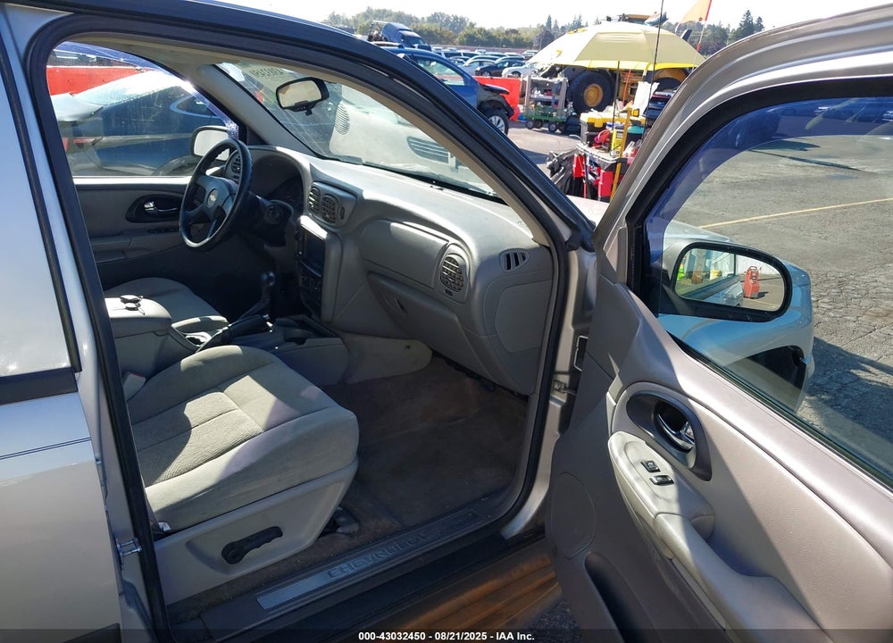 2005 CHEVROLET TRAILBLAZER LS VIN: 1GNDT13S052147904