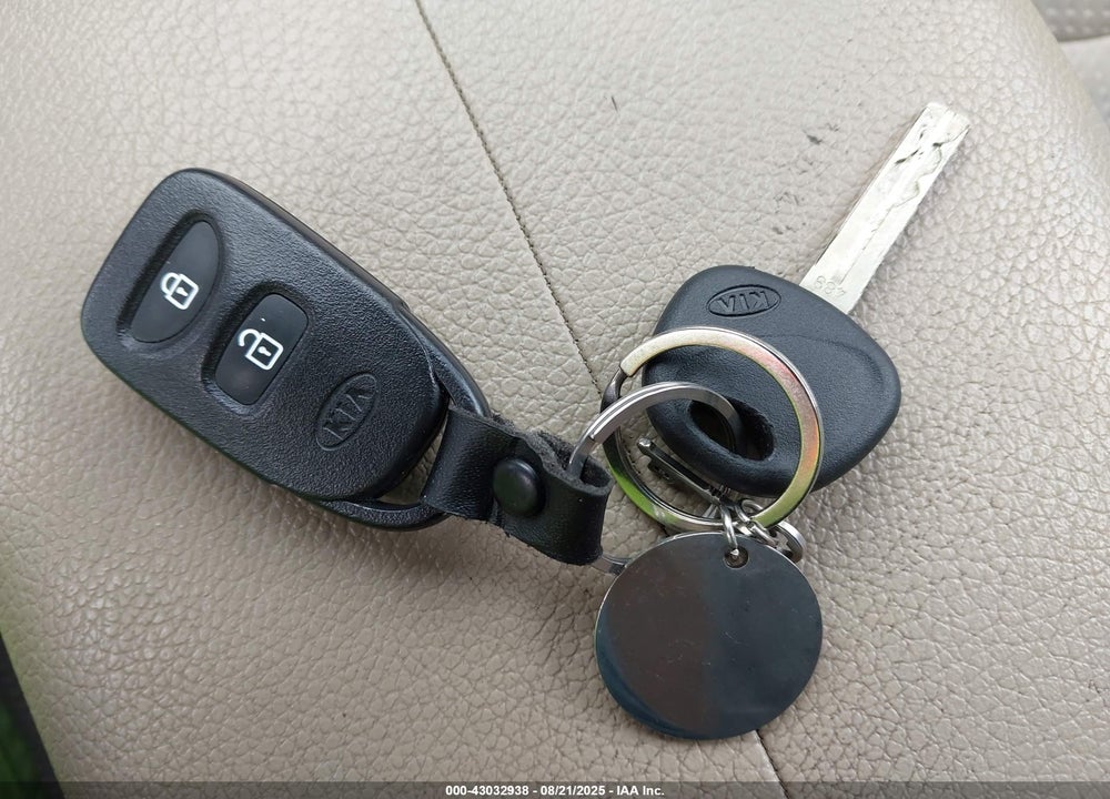 2012 KIA SORENTO VIN: 5XYKT3A61CG298836