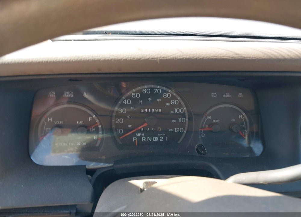 2001 FORD CROWN VICTORIA VIN: 2FAFP73W01X131209