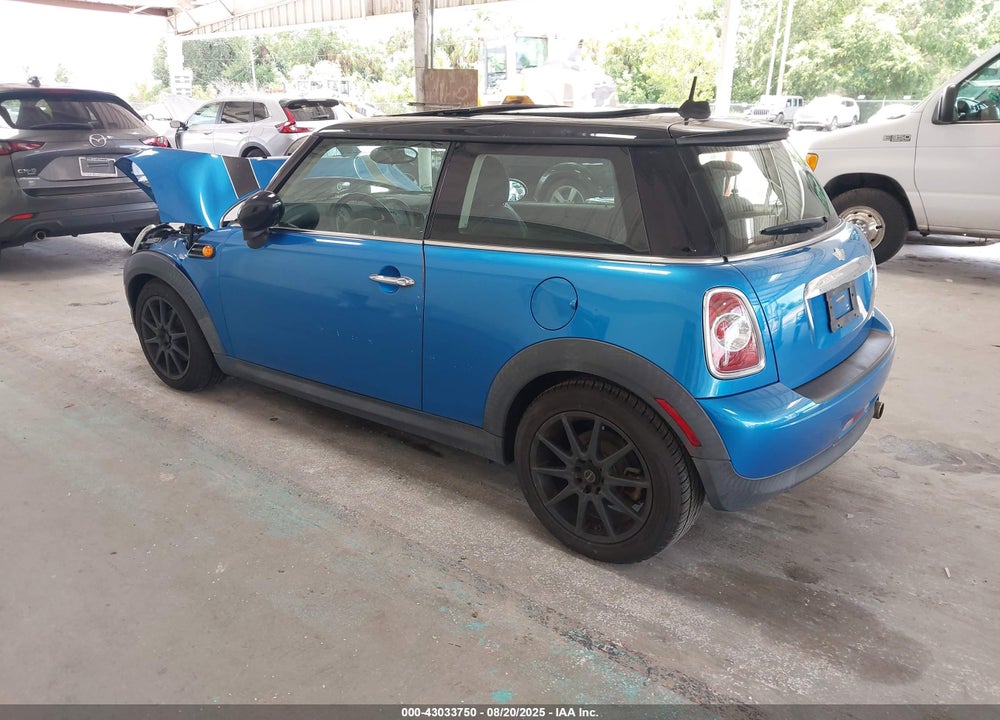 2011 MINI COOPER VIN: WMWSU3C50BT253145