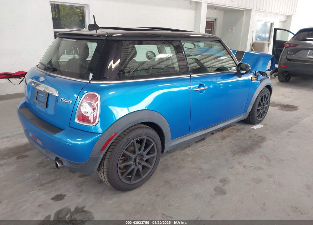 2011 MINI COOPER VIN: WMWSU3C50BT253145