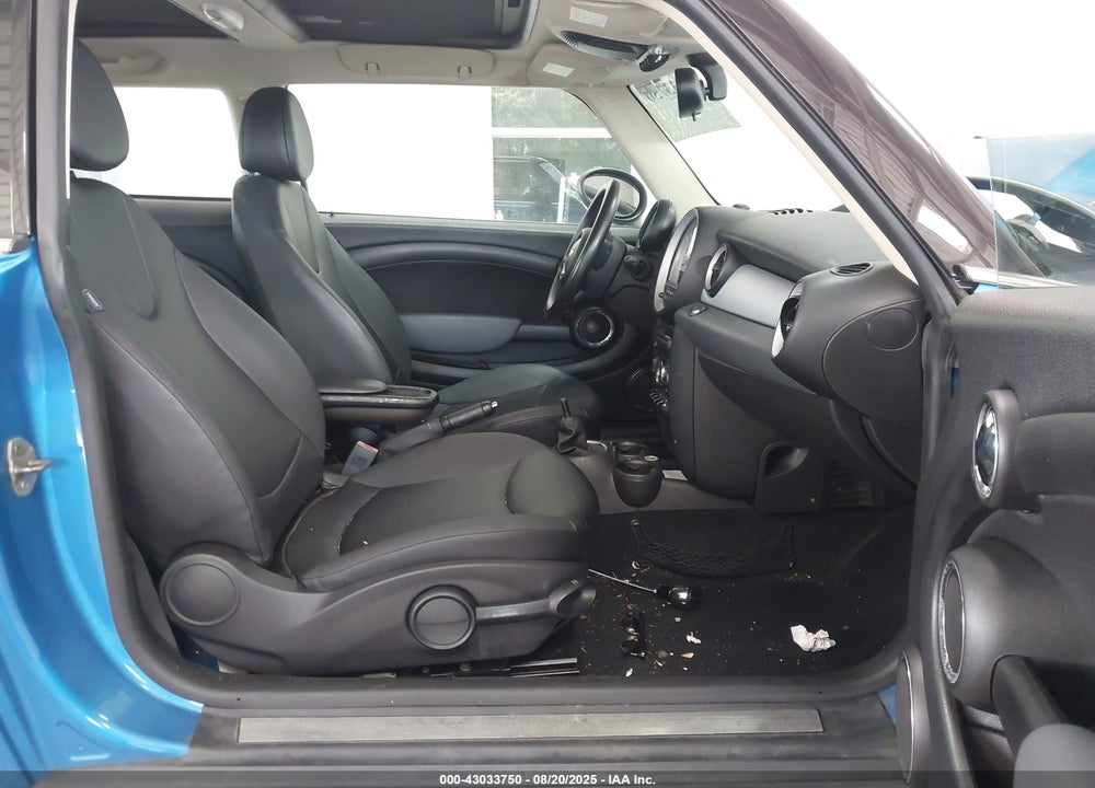 2011 MINI COOPER VIN: WMWSU3C50BT253145