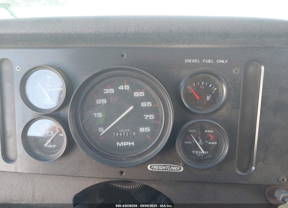 1999 FREIGHTLINER CHASSIS M LINE WALK-IN VAN VIN: 4UZA4FF44XCA49828