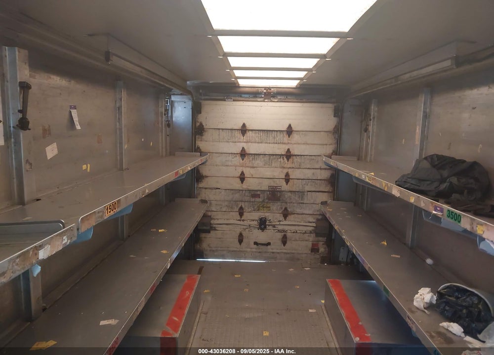 1999 FREIGHTLINER CHASSIS M LINE WALK-IN VAN VIN: 4UZA4FF44XCA49828