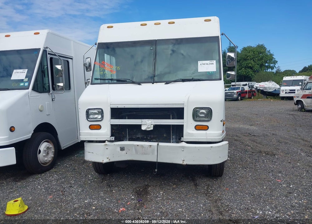 1999 FREIGHTLINER CHASSIS M LINE WALK-IN VAN VIN: 4UZA4FF44XCA49828