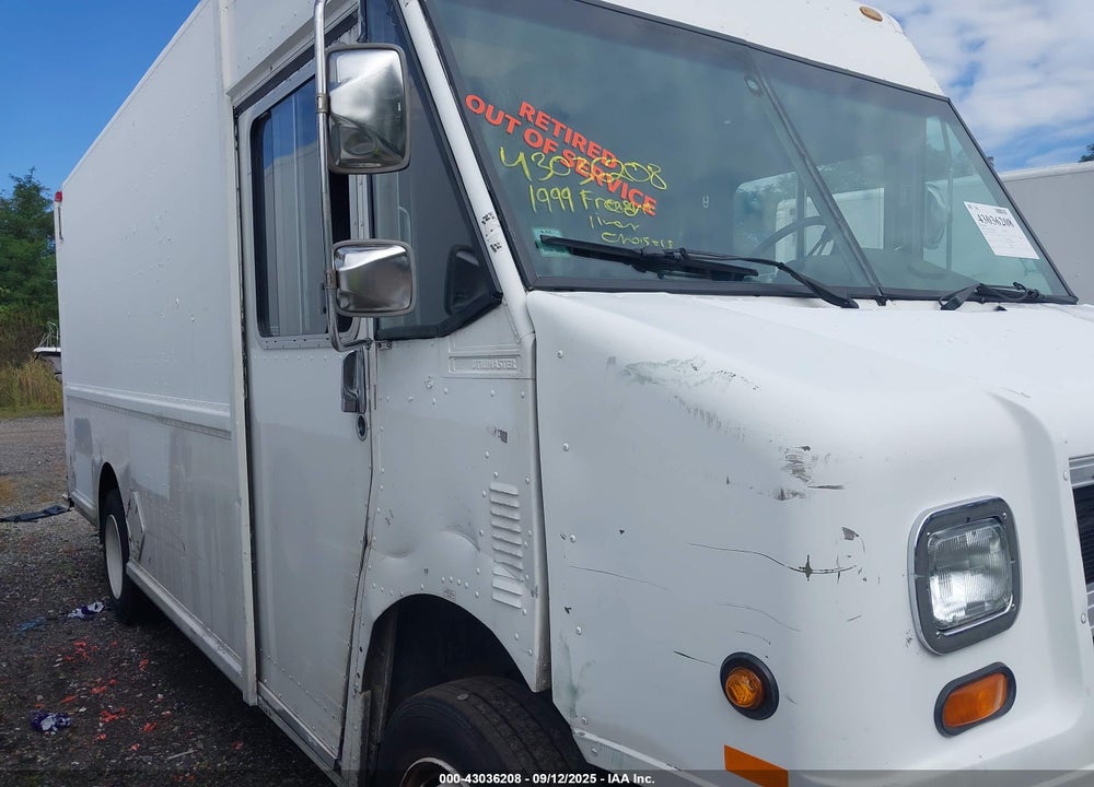 1999 FREIGHTLINER CHASSIS M LINE WALK-IN VAN VIN: 4UZA4FF44XCA49828