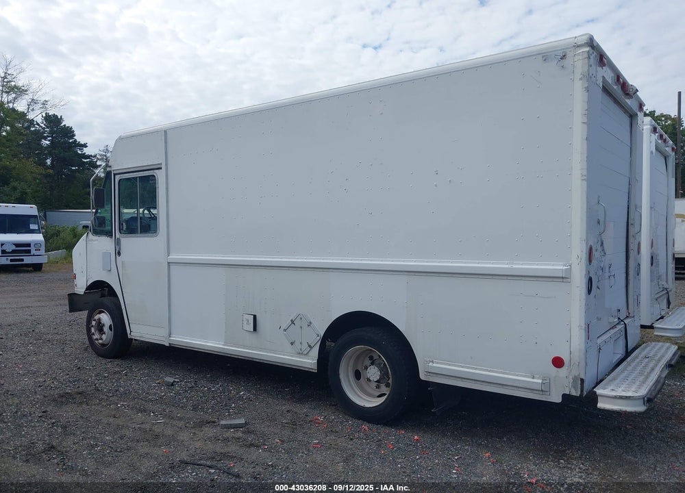 1999 FREIGHTLINER CHASSIS M LINE WALK-IN VAN VIN: 4UZA4FF44XCA49828