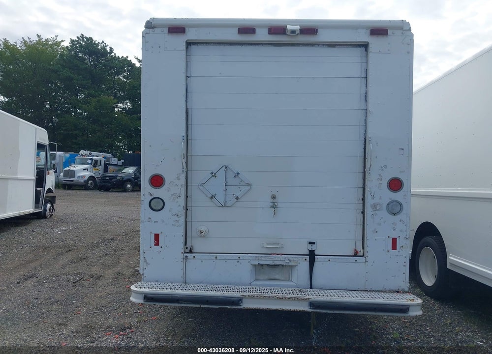 1999 FREIGHTLINER CHASSIS M LINE WALK-IN VAN VIN: 4UZA4FF44XCA49828