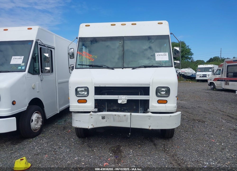 1999 FREIGHTLINER CHASSIS M LINE WALK-IN VAN VIN: 4UZA4FF44XCA49828