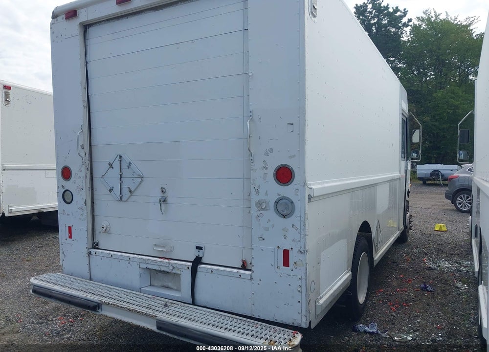 1999 FREIGHTLINER CHASSIS M LINE WALK-IN VAN VIN: 4UZA4FF44XCA49828