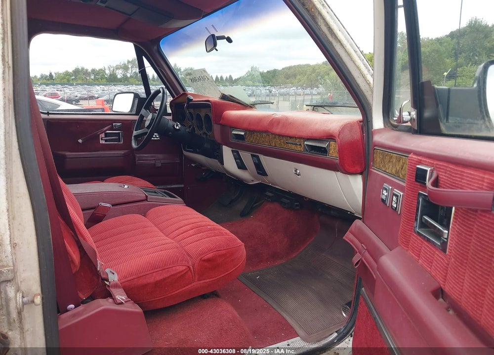 1991 CHEVROLET SUBURBAN VIN: 1GNER16KXMF133675