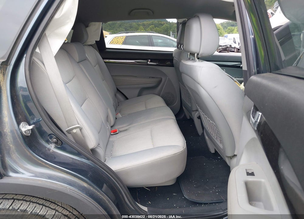 2011 KIA SORENTO VIN: 5XYKTCA17BG094447