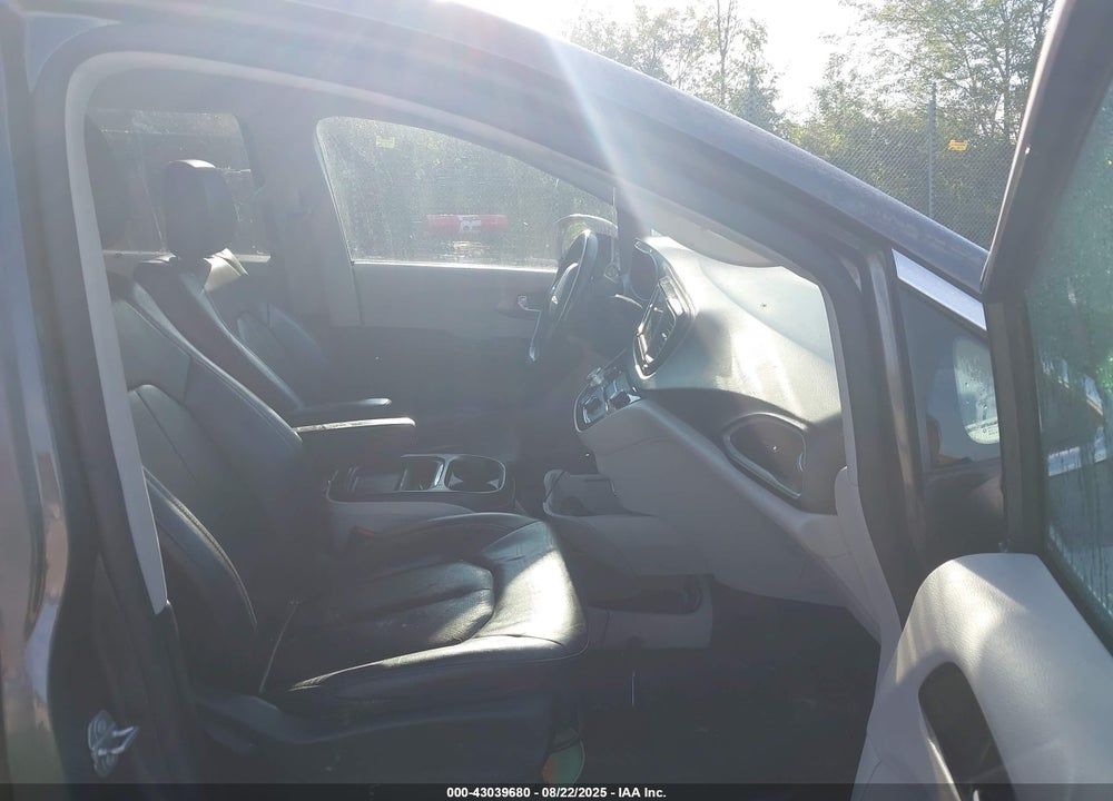 2020 CHRYSLER PACIFICA TOURING L VIN: 2C4RC1BG8LR140323