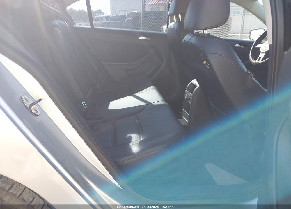 2014 VOLKSWAGEN JETTA 1.8T SE VIN: 3VWD17AJ4EM283387