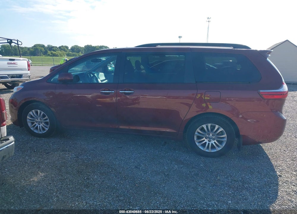 2017 TOYOTA SIENNA XLE 8 PASSENGER VIN: 5TDYZ3DC3HS863253
