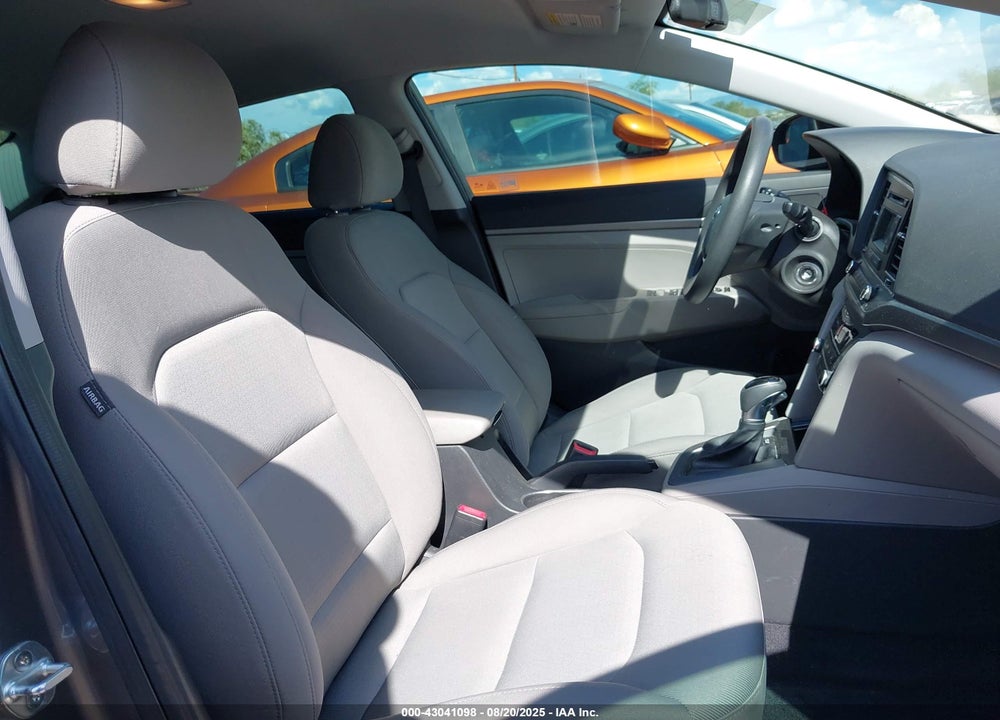 2018 HYUNDAI ELANTRA VIN: 5NPD74LF1JH241557