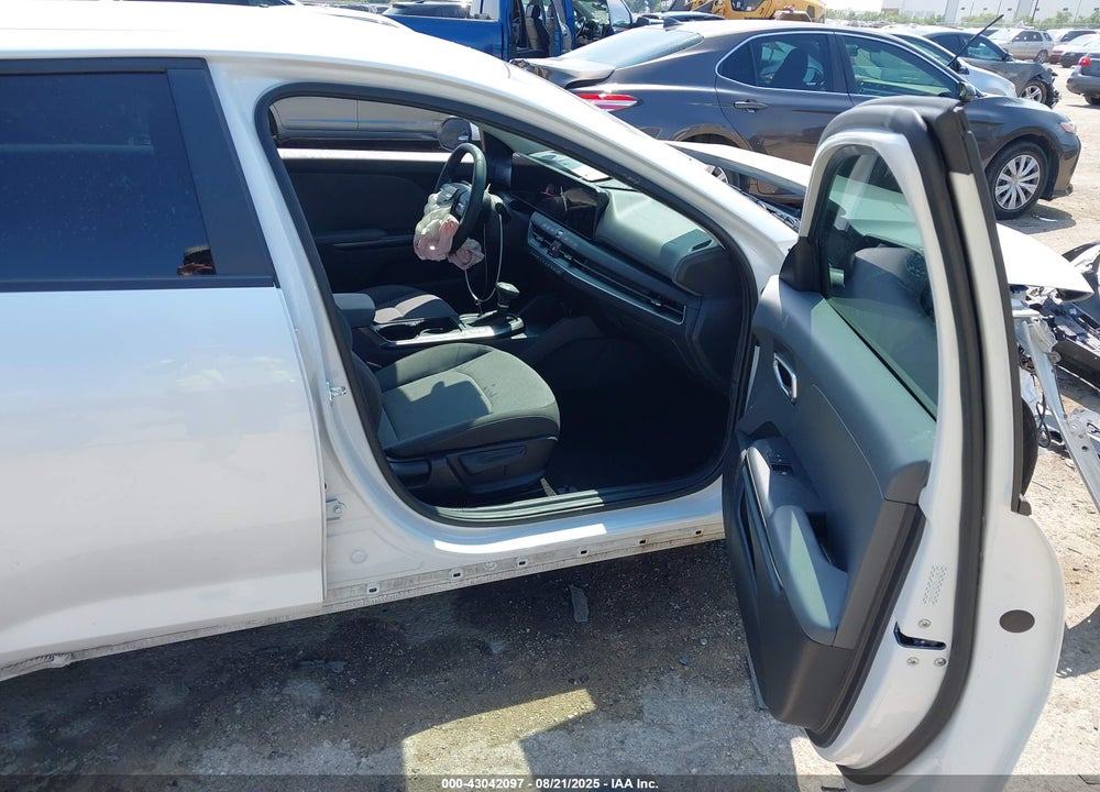 2025 KIA K4 LX VIN: 3KPFT4DE3SE054448