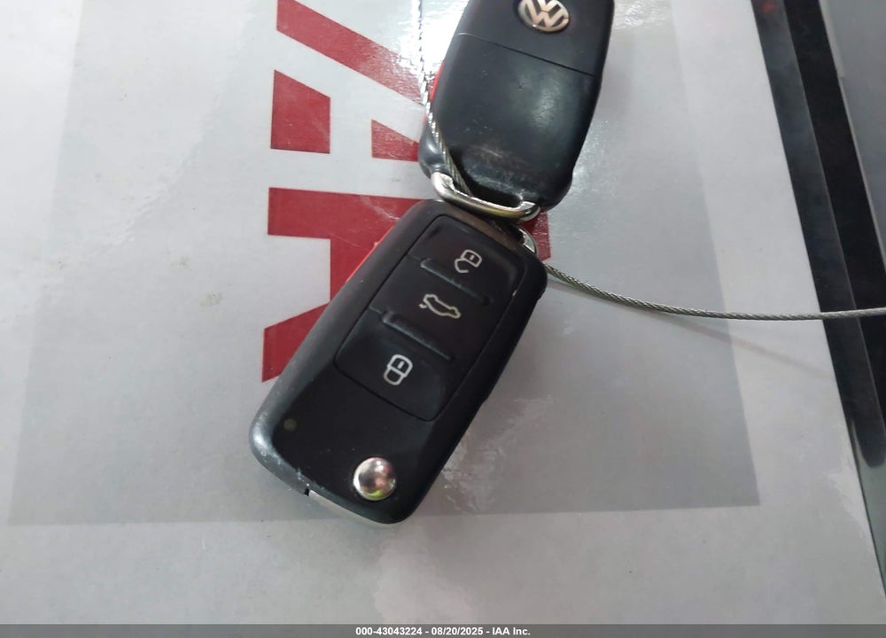 2015 VOLKSWAGEN BEETLE VIN: 3VW507AT2FM811406
