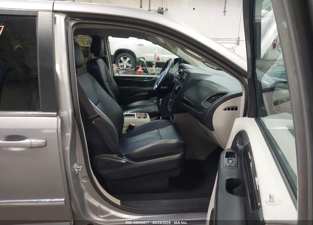 2016 CHRYSLER TOWN & COUNTRY VIN: 2C4RC1BG8GR288932