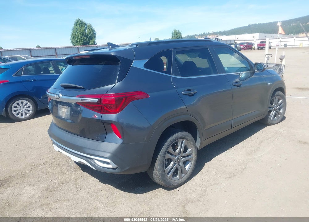 2021 KIA SELTOS VIN: KNDEUCAA8M7071320