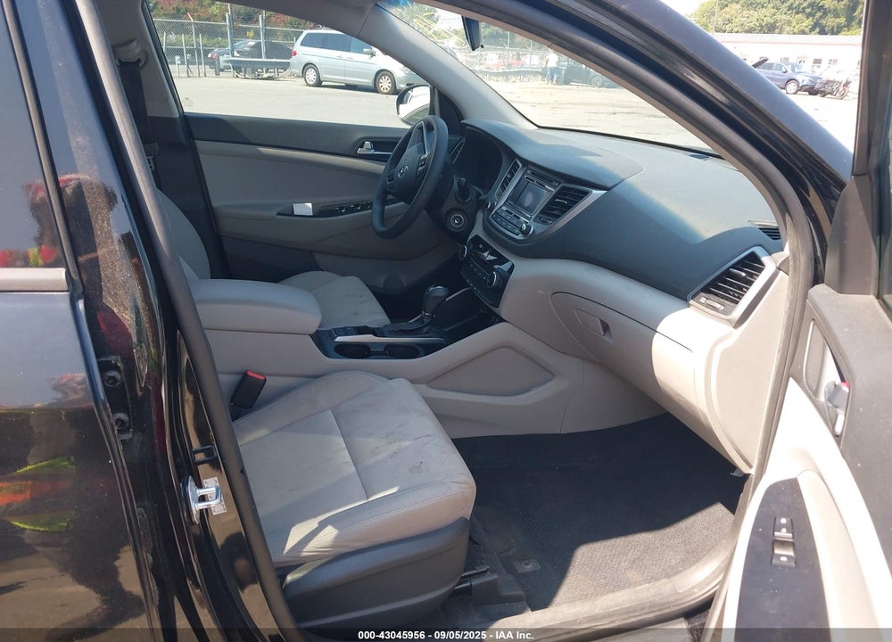 2017 HYUNDAI TUCSON VIN: KM8J23A49HU458878
