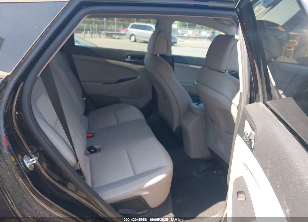 2017 HYUNDAI TUCSON VIN: KM8J23A49HU458878
