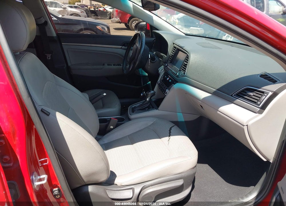 2017 HYUNDAI ELANTRA VIN: KMHD84LFXHU160887