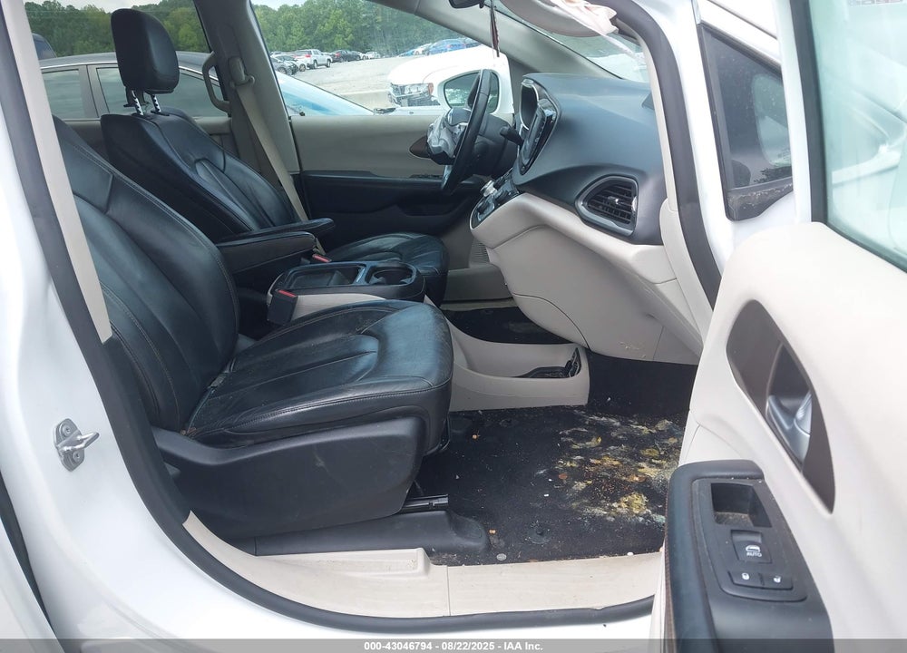 2017 CHRYSLER PACIFICA TOURING L VIN: 2C4RC1BG5HR523059