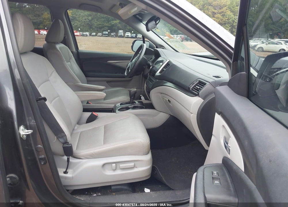 2017 HONDA PILOT VIN: 5FNYF5H5XHB037780
