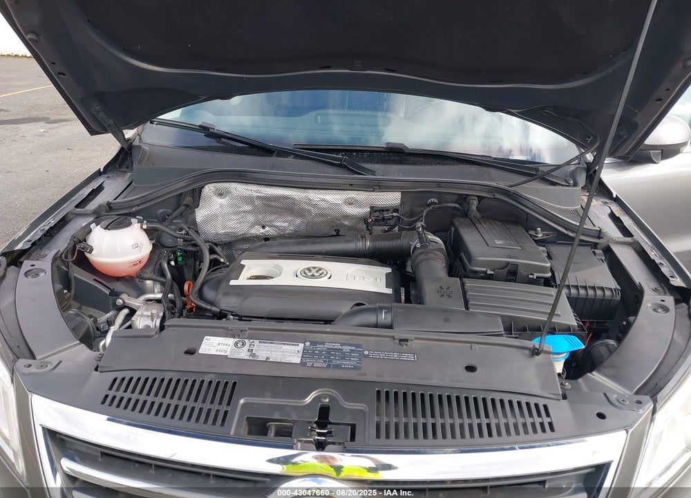 2011 VOLKSWAGEN TIGUAN VIN: WVGBV7AX1BW537860