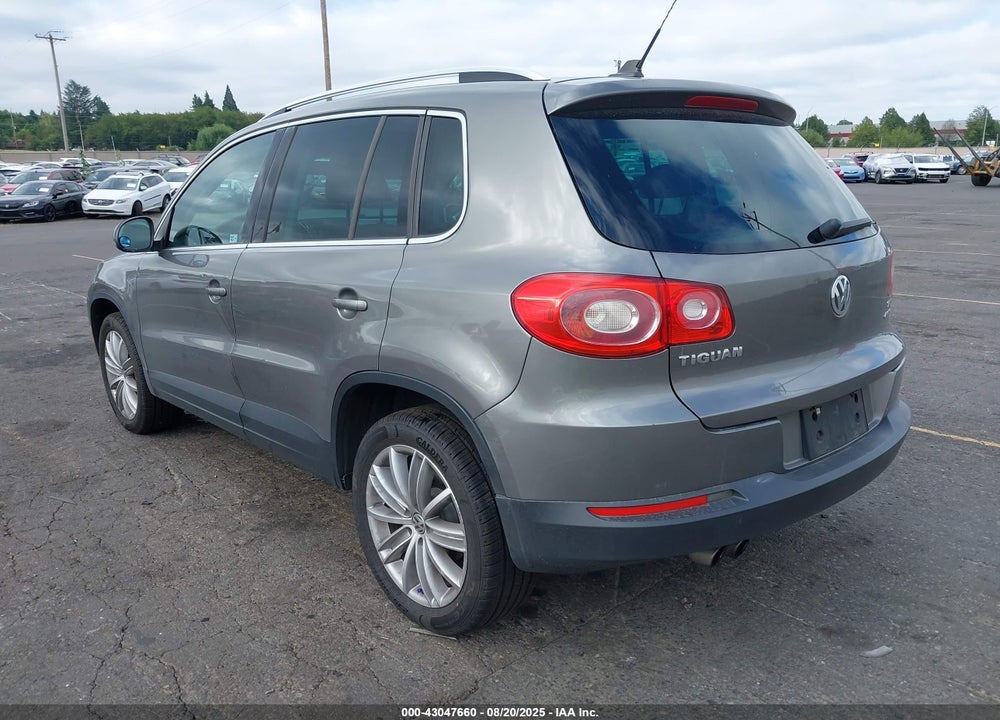 2011 VOLKSWAGEN TIGUAN VIN: WVGBV7AX1BW537860